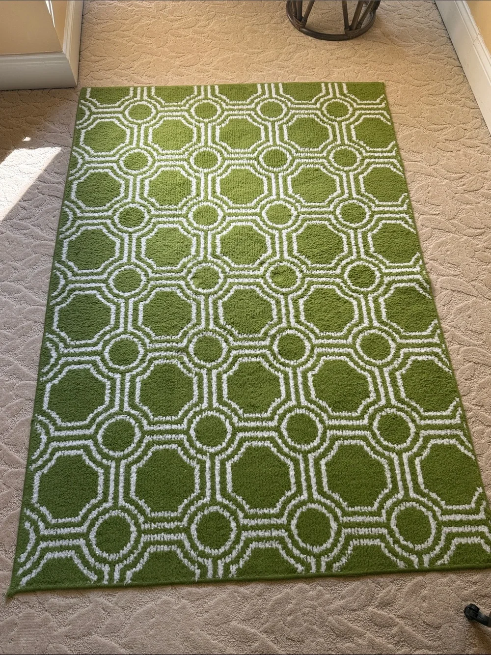 Green Geometric Rug - Plush Modern Design